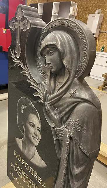 Гранитный памятник с объемным рельефом Богородицы, крестом, портретом и надписью